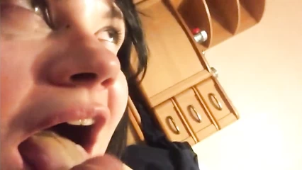 Быстро вынул и закончил в рот