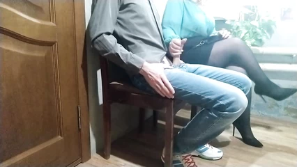 Дамочка в колготках подрочила фетишисту